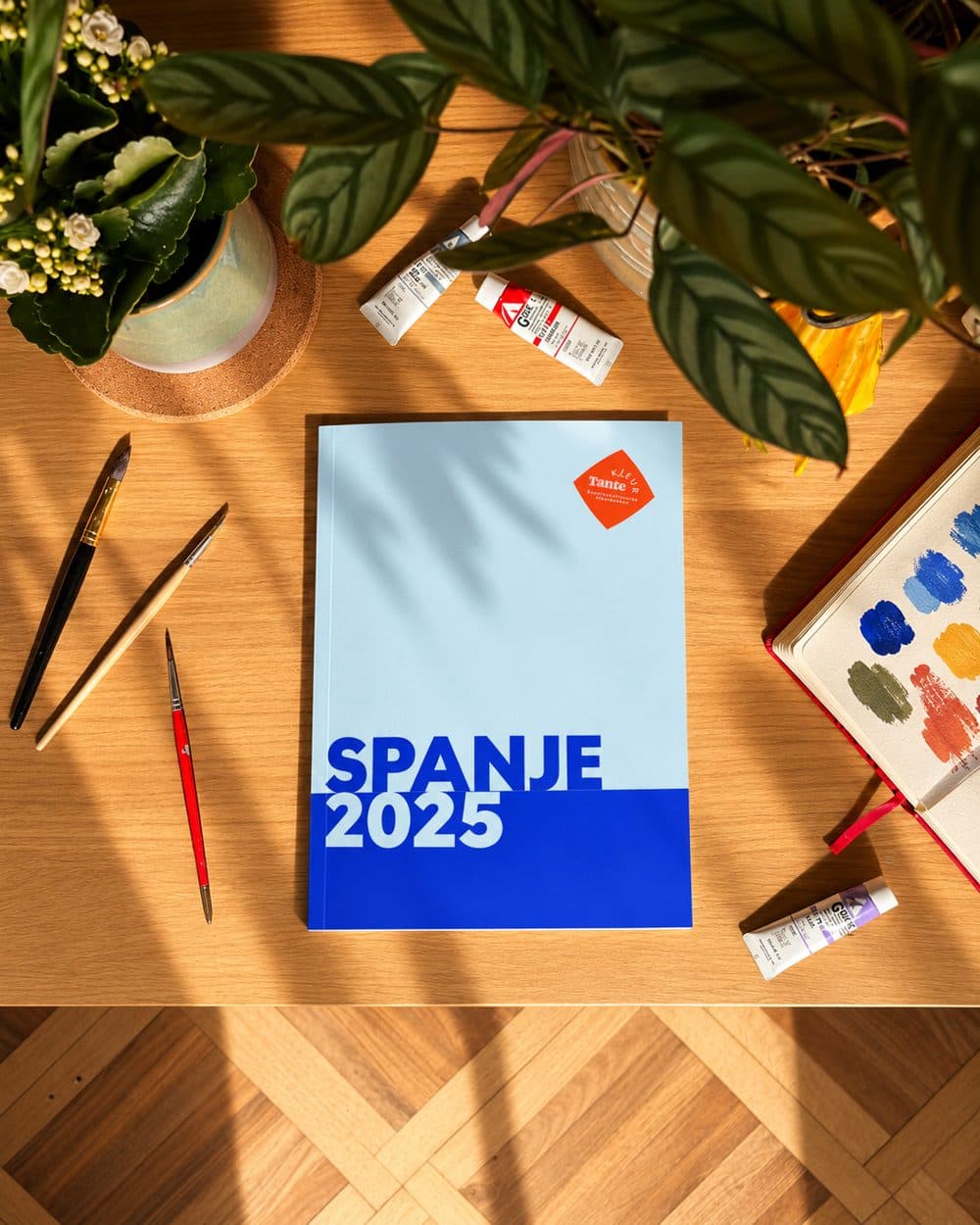 Lichtblauw kleurboek Spanje 2025 op een houten tafel