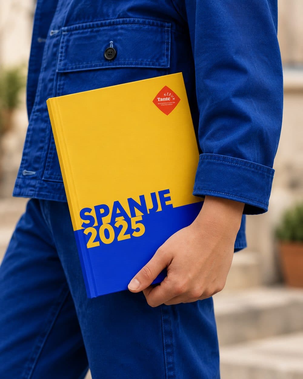 Geel kleurboek Spanje 2025 onder de arm
